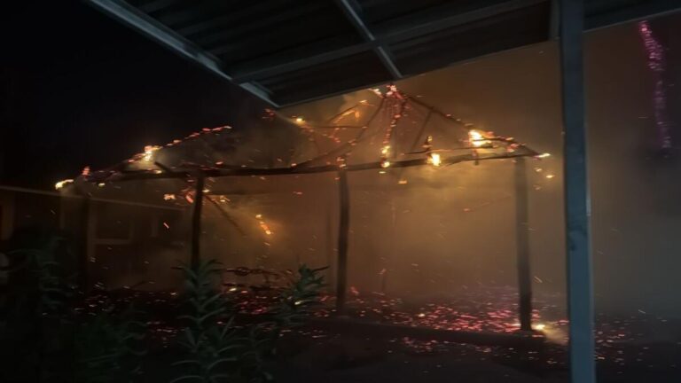 Bomberos Unidos sofocan incendio en Colegio de Ciudad Sandino