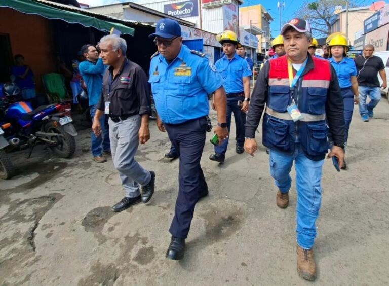 Bomberos inspeccionan sector ferretero del Mercado Oriental