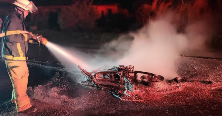 Fuego destruye motocicleta en El Crucero