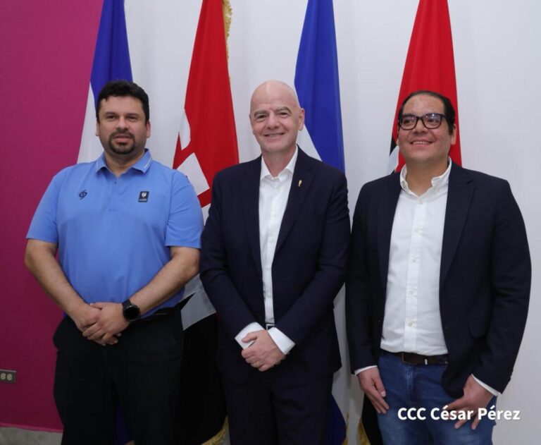 Presidente de la FIFA concluye visita en Nicaragua y promete volver pronto