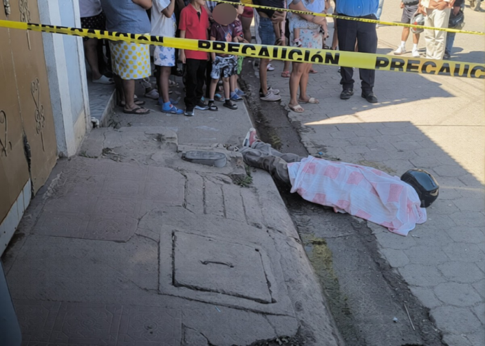 Hombre muere tras caer en acera en barrio de Estelí
