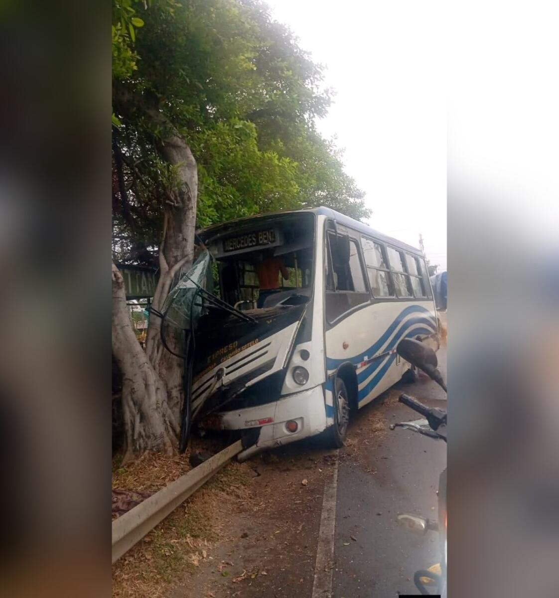Siete heridos en accidente de microbús en Nindirí