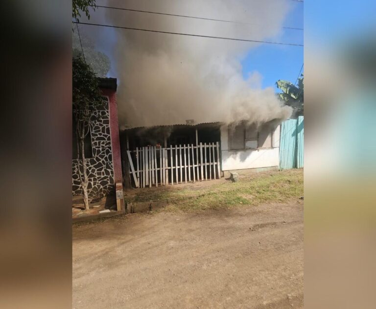 Incendio de vivienda arrasa pertenencias de familia en Bello Amanecer, Ciudad Sandino