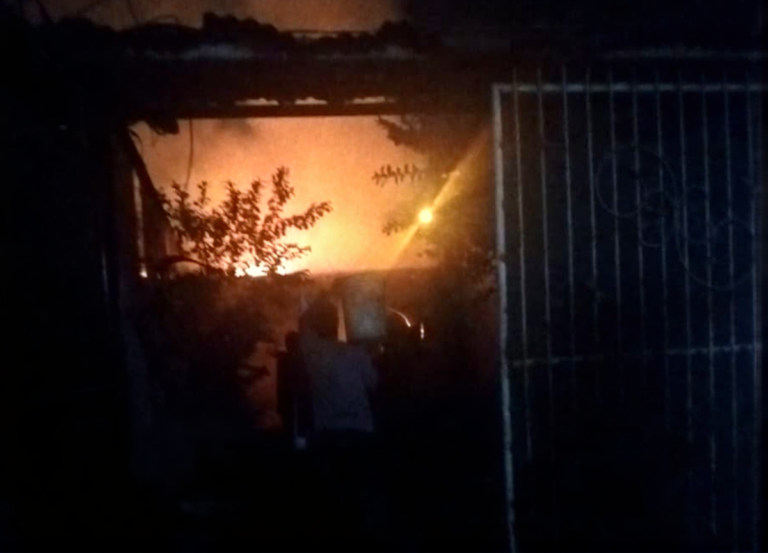 Incendio devora el cuarto de una vivienda en Villa Dignidad… presumen mano criminal