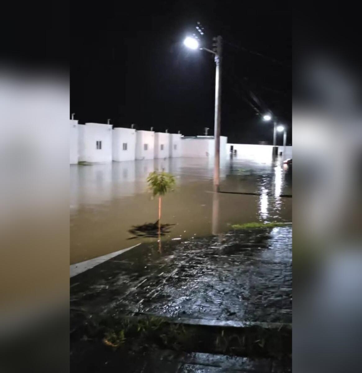 Agua y lodo invaden casas en El Salvador tras lluvia intensa