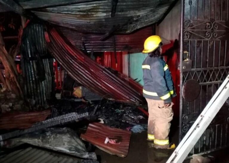 Llamas arrasan bodega de capitalina que se gana la vida elaborando piñatas en el barrio Hugo Chávez