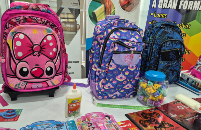 Tu Nueva Radio Ya y Sermupro listos para entregar 40 mochilas equipadas a niños con excelencia académica