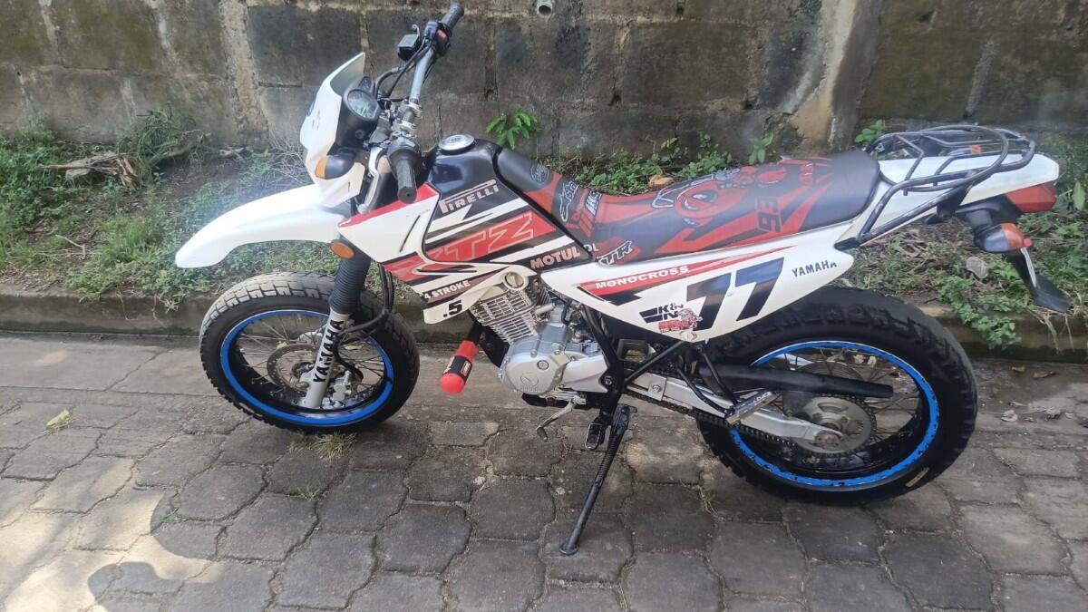 La motocicleta Yamaha placas CZ 21-018