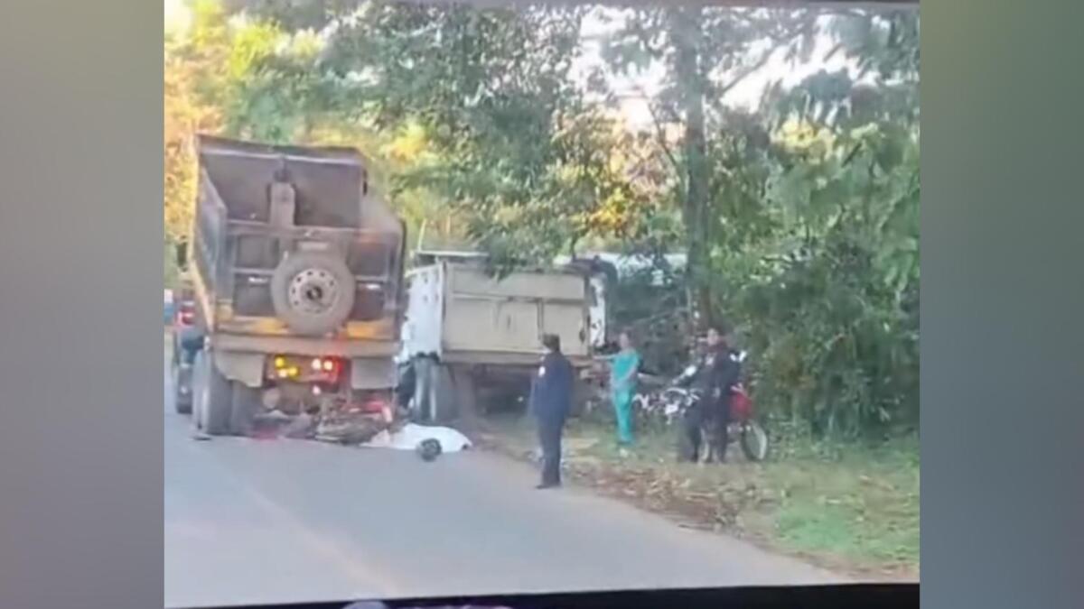 Motociclista muere en choque contra camión en El Rama