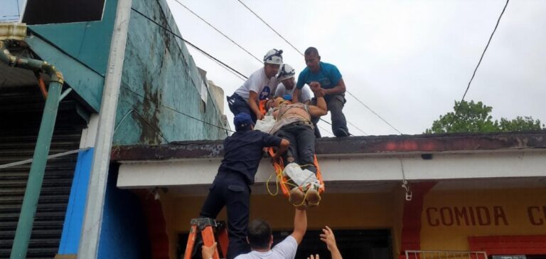 Obrero muere electrocutado cuando descargaba barriles en El Rama