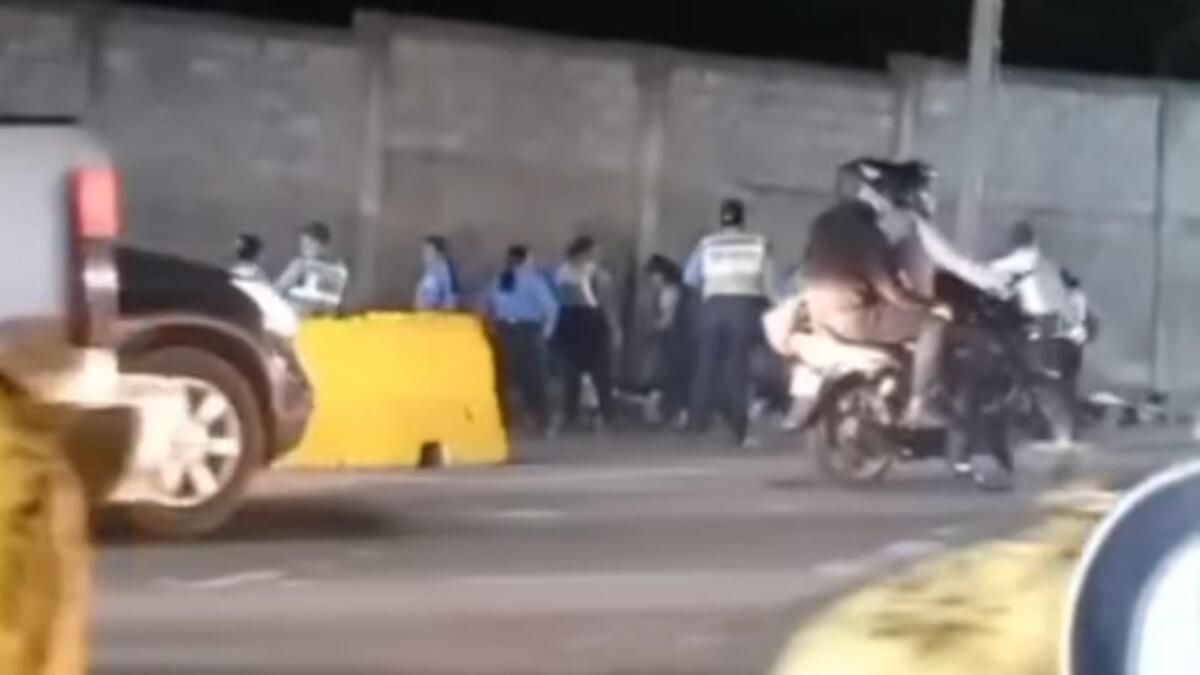 Policía detiene a 100 motociclistas por carreras ilegales