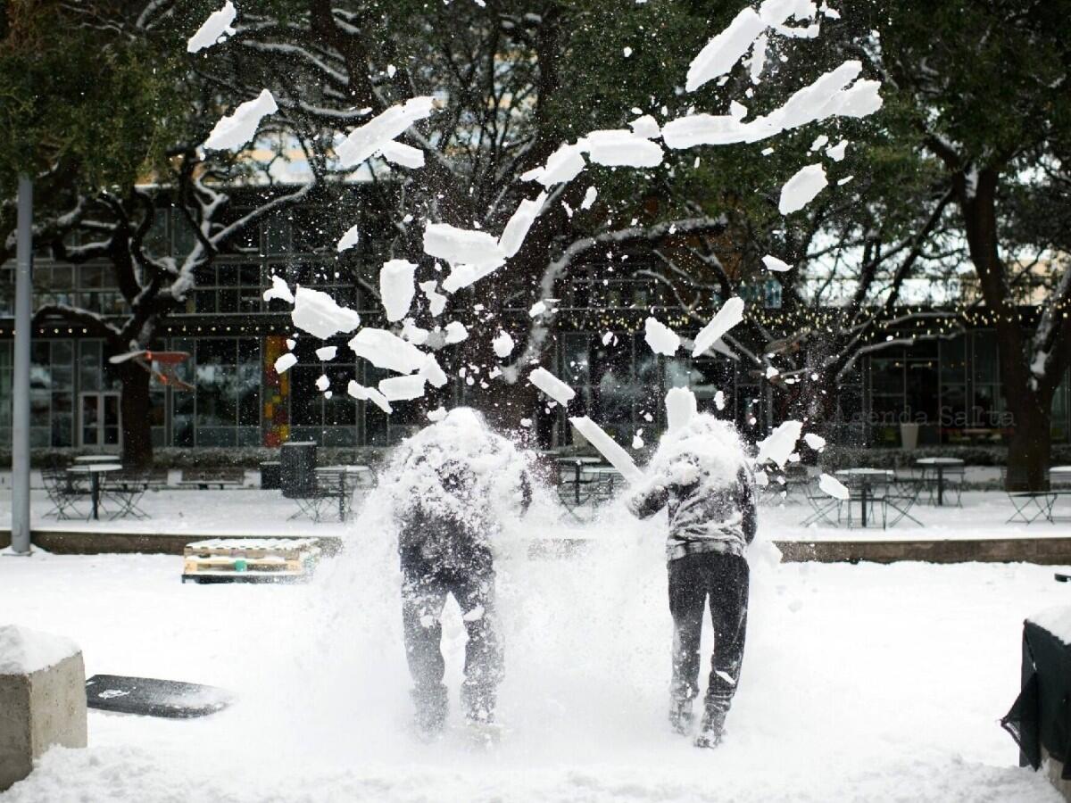 Potente tormenta de nieve deja 14 muertos y 800,000 hogares sin electricidad en EE.UU.