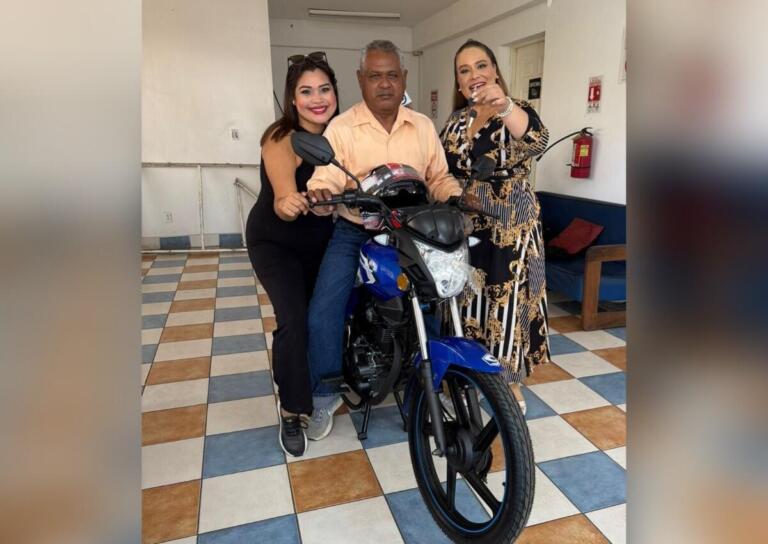 Trabajador del campo gana motocicleta con La Nueva Radio YA