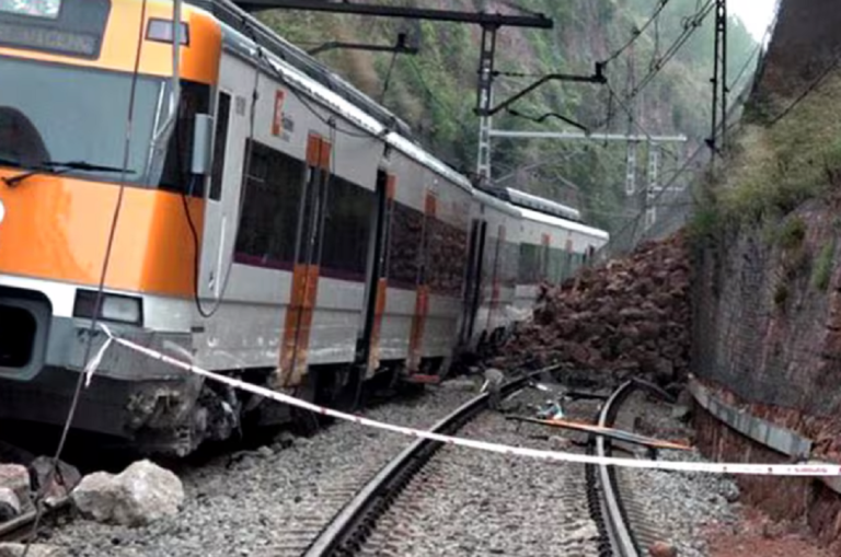 Un tren de pasajeros chocó contra un muro en Barcelona