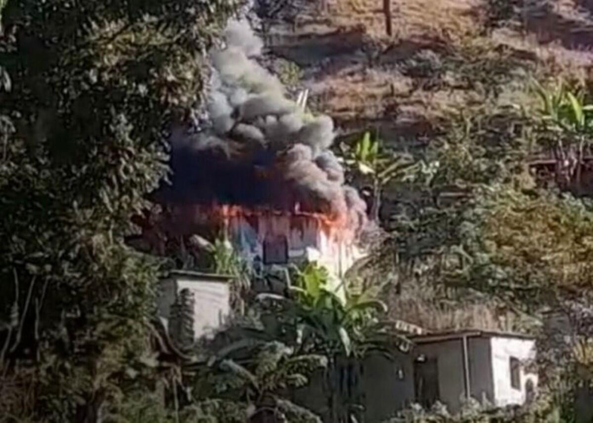 Una familia perdió su vivienda por un incendio causado por un cortocircuito en Jalapa