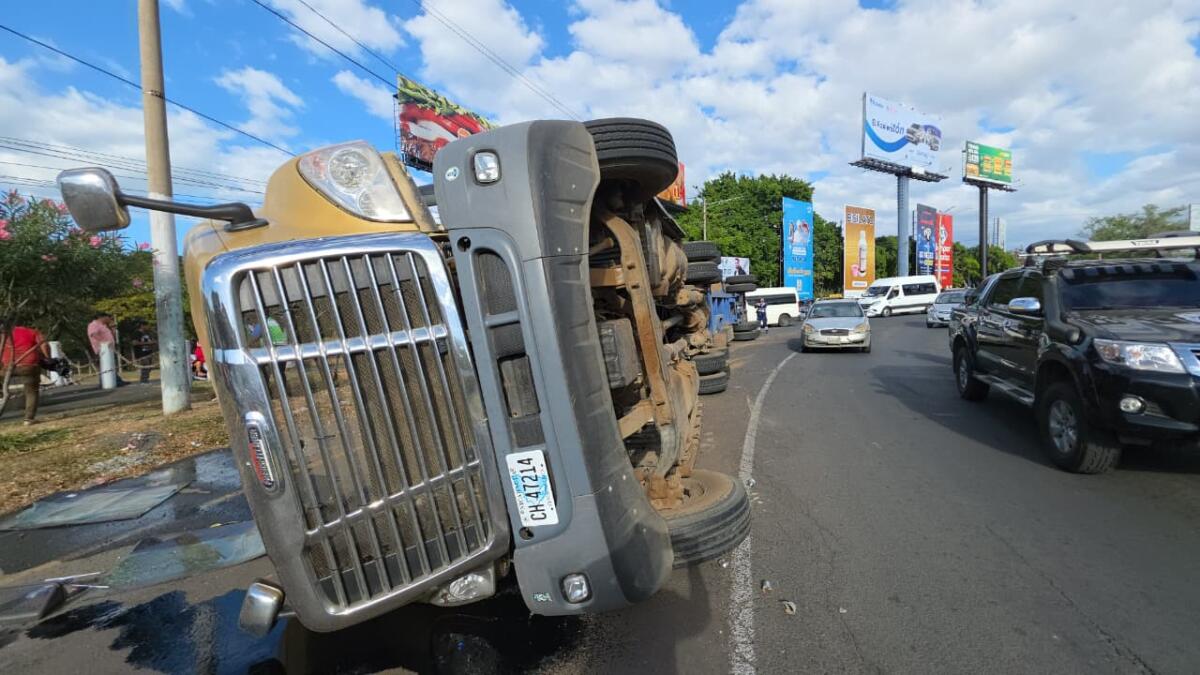 Camión con placa CH 47214 se vuelca en Metrocentro