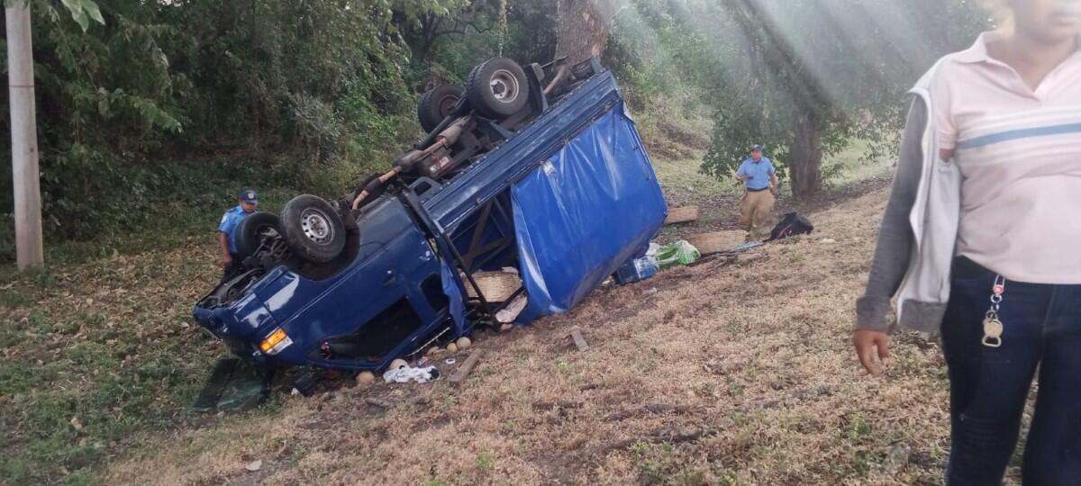 Diez heridos tras vuelco de camioncito en Nandaime