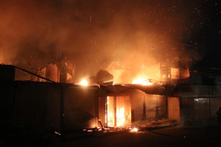 Voraz incendio en mercado de Siuna deja más de 4 millones de córdobas en pérdidas