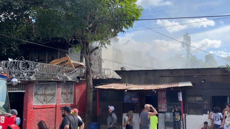Segunda planta de vivienda es destruida por incendio en el barrio Bertha Calderón, en Managua