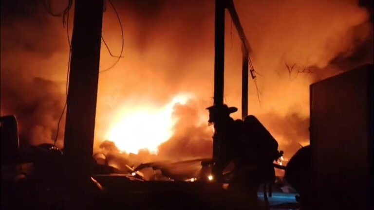 Bodega de reciclaje queda en escombros al incendiarse esta madrugada en el barrio Acahualinca