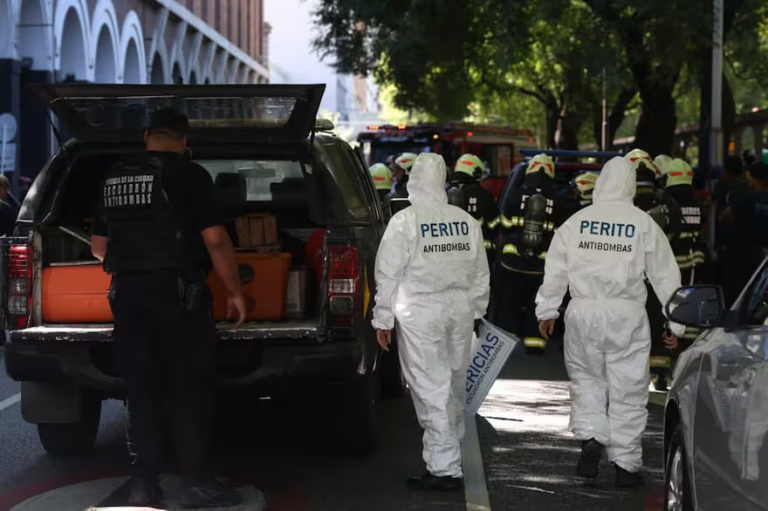 Explota paquete bomba en Escuela de Gendarmería de Argentina