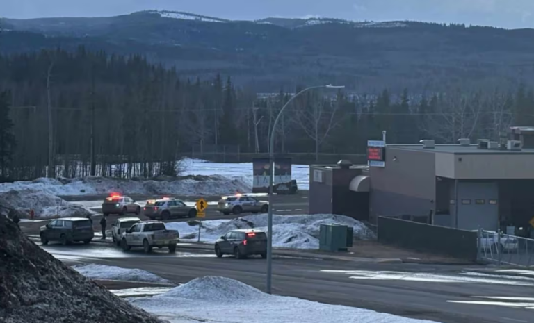 Al menos 10 muertos y 27 heridos tras un tiroteo masivo en una escuela secundaria y una vivienda en Canadá