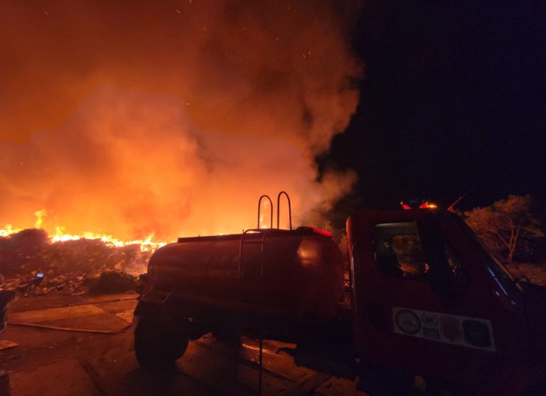 Incendio de gran magnitud devora planta de reciclaje en barrio Grenada, Managua