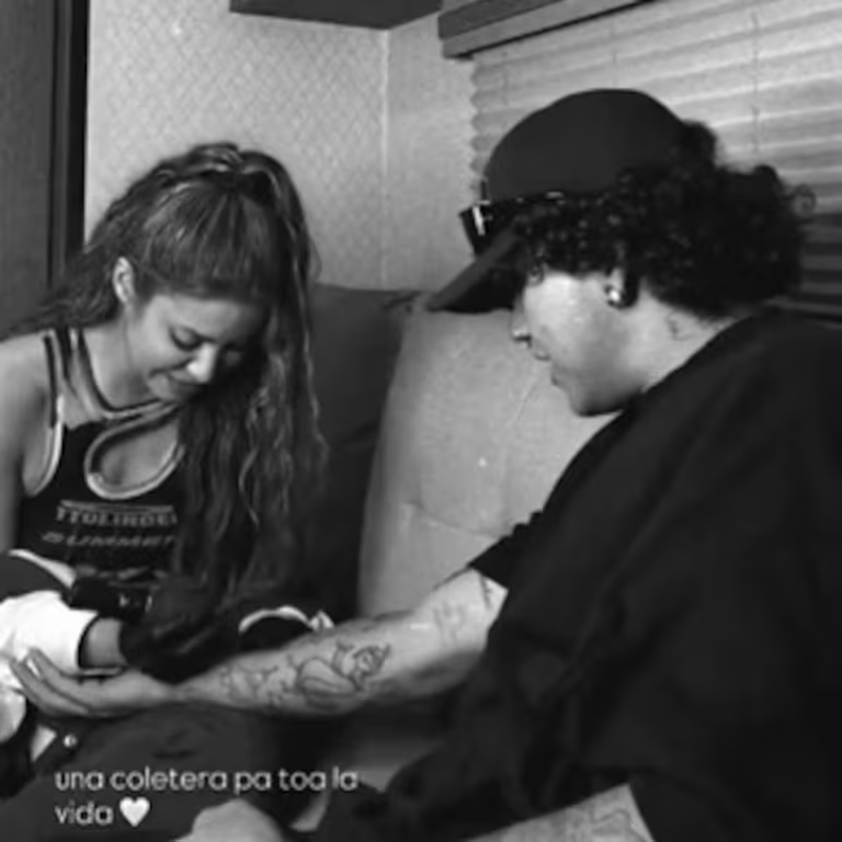 Shakira tatúa a Beéle durante la grabación de un video musical
