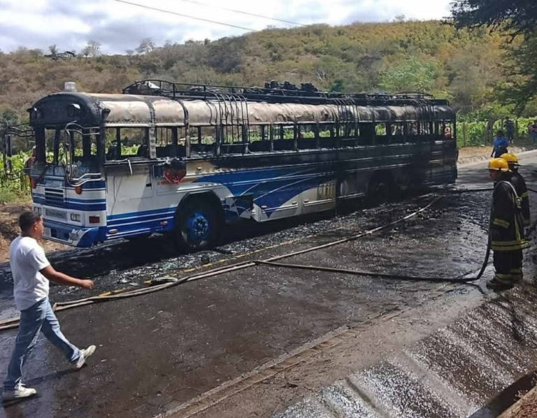 Llamas convierten en chatarra bus que cubre la ruta La Rica – Yalí – Estelí