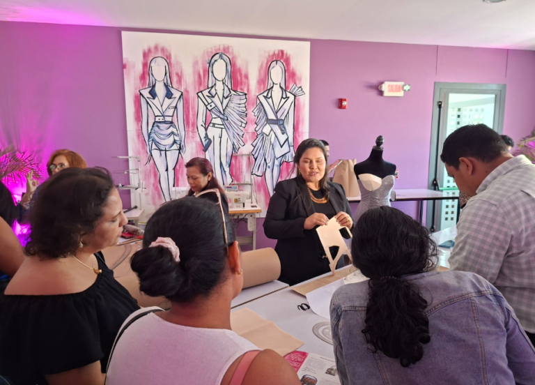 Jóvenes se toman el «Open House» de la Escuela Creativa en busca de potencializar su talento