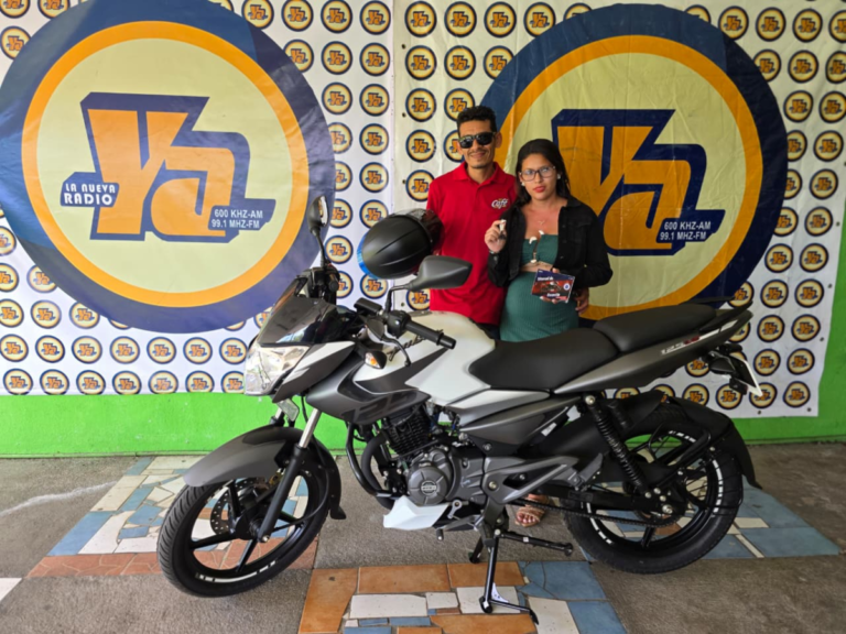 Tu Nueva Radio YA entrega motocicleta a recién casados en YA Tu Boda 2026