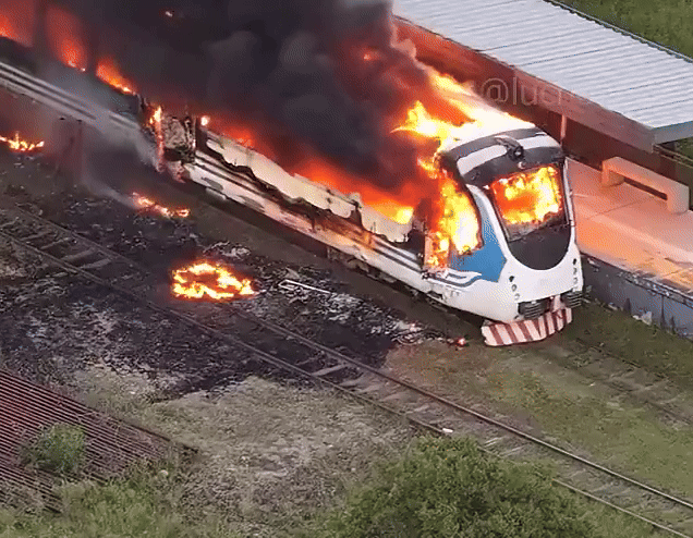 Voraz incendio devora emblemático tren en Argentina
