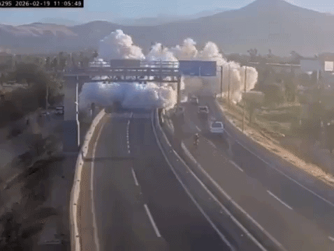Explosión de pipa deja cinco fallecidos y más de 50 vehículos destruidos en Chile
