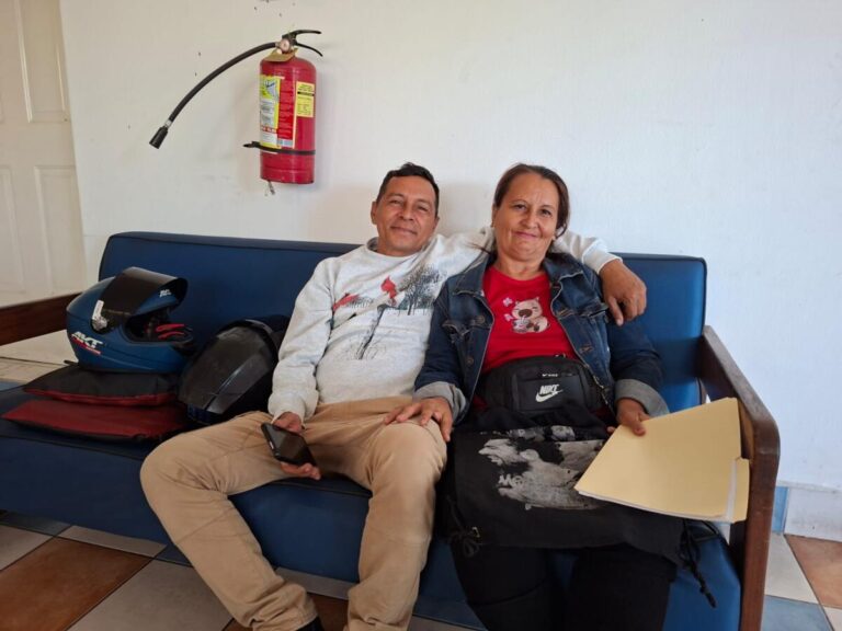 Viuda conquista el amor de guarda de seguridad divorciado