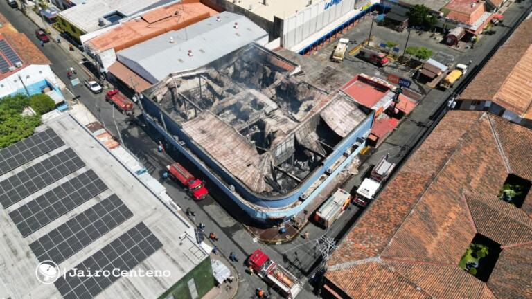 Voraz incendio destruye tienda La Curacao y deja lesionado a un bombero en León