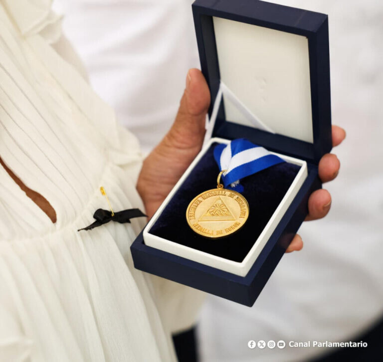Entregan Medalla de Honor de la Asamblea Nacional a familiares del diputado José Ignacio Balladares Jarquín