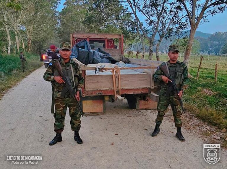 Ejército de Nicaragua retiene a 3 personas con que metieron ilegalmente al país 105 quintales de cemento