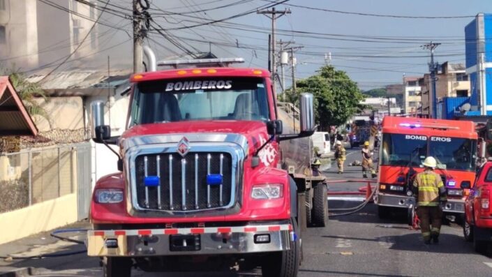 Bomberos encuentran cuerpo de pinolero tras incendio en bodega de Panamá