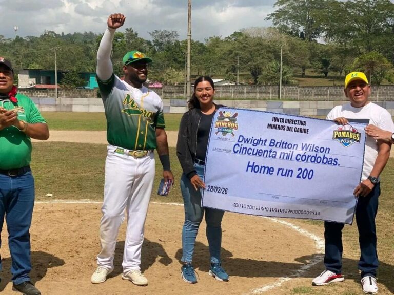 Dwight Britton primer costeño con 200 cuadrangulares