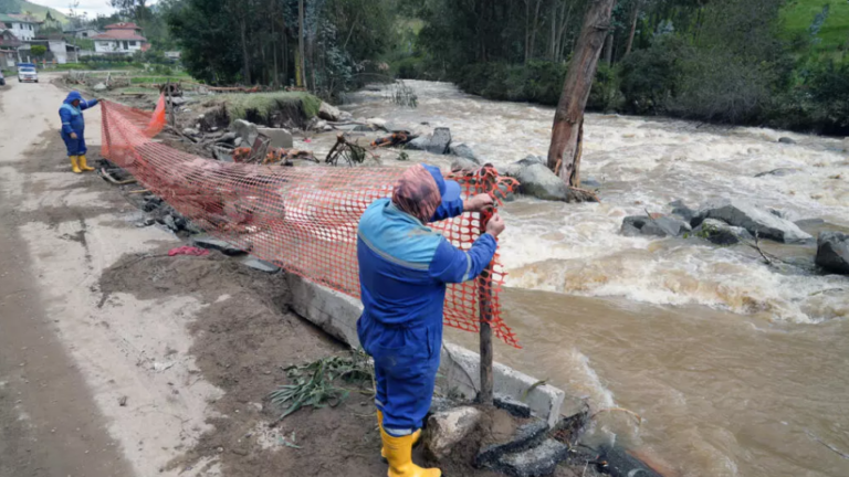 «Estamos inundados»: la emergencia por lluvias en Ecuador deja 11 muertos