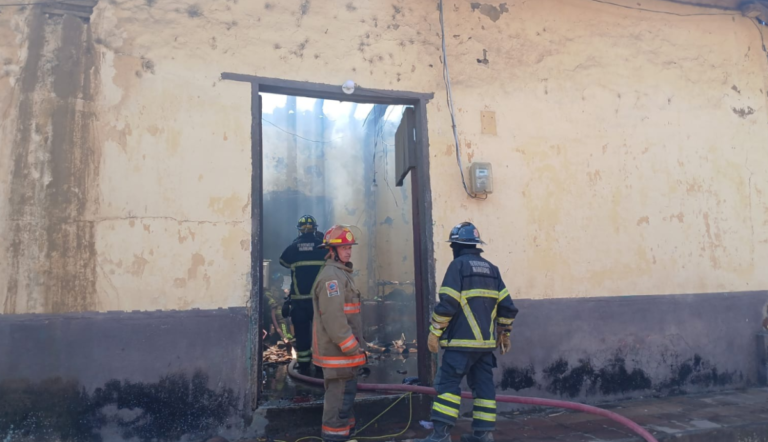 Siniestro en vivienda causa graves quemaduras a dos adultos mayores en barrio El Laborío, en León
