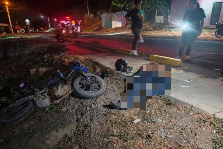 Motociclista fallece al estrellarse contra punto fijo después de visitar a su hijo, en Managua