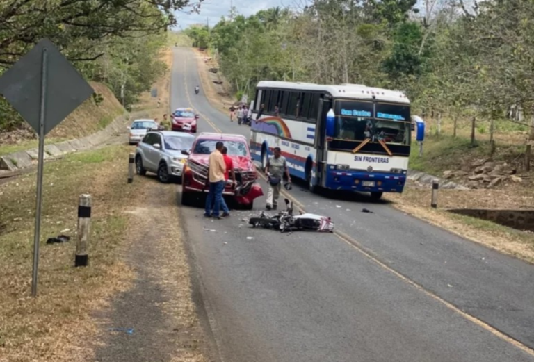 Hermanos pierden la vida al invadir carril con su motocicleta e impactar contra camioneta en Río San Juan