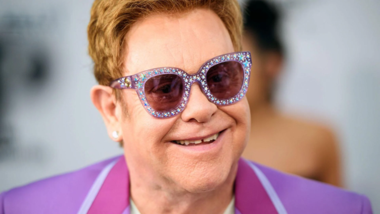 Sir Elton John, el «Rocket Man», celebra 79 años, brillando con nuevos proyectos para 2026