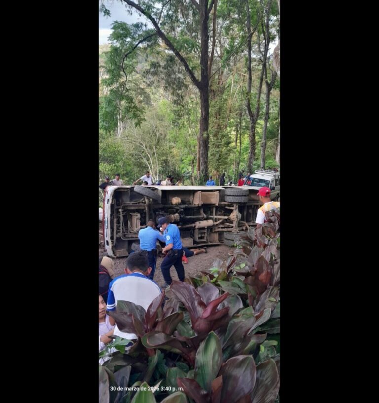 Vuelco de camión deja una fallecida y 7 lesionados en La Dalia