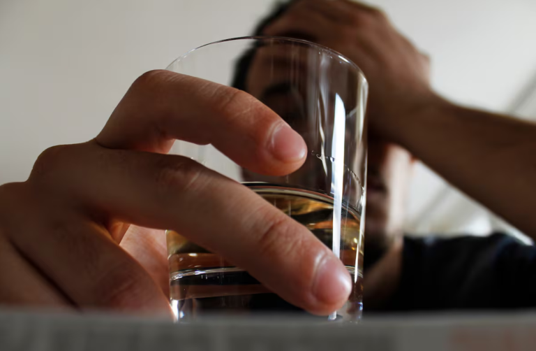 Hombre fallece en la vía pública por ingesta alcohólica en Carazo