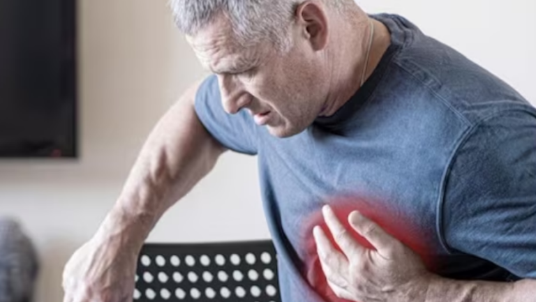 Qué hacer ante un infarto si estás solo en casa: las medidas que pueden salvar la vida, según expertos