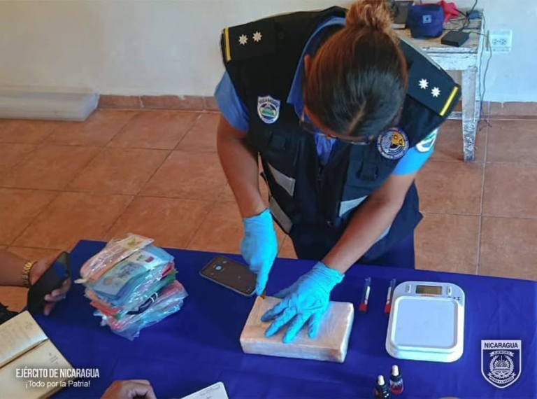 Caribe Sur: Distrito Naval retiene a 7 personas con un paquete de cocaína y casi 700 mil córdobas