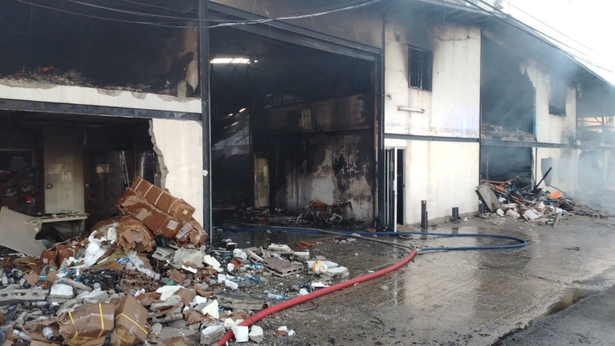 Trágico incendio en bodega de repuestos automotrices en Panamá