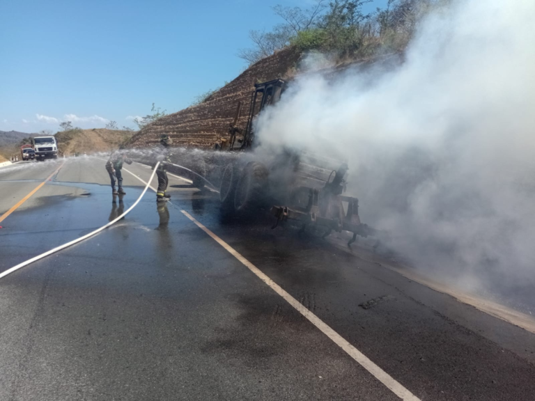 Cortocircuito causa incendio de valiosa motoniveladora en Rivas